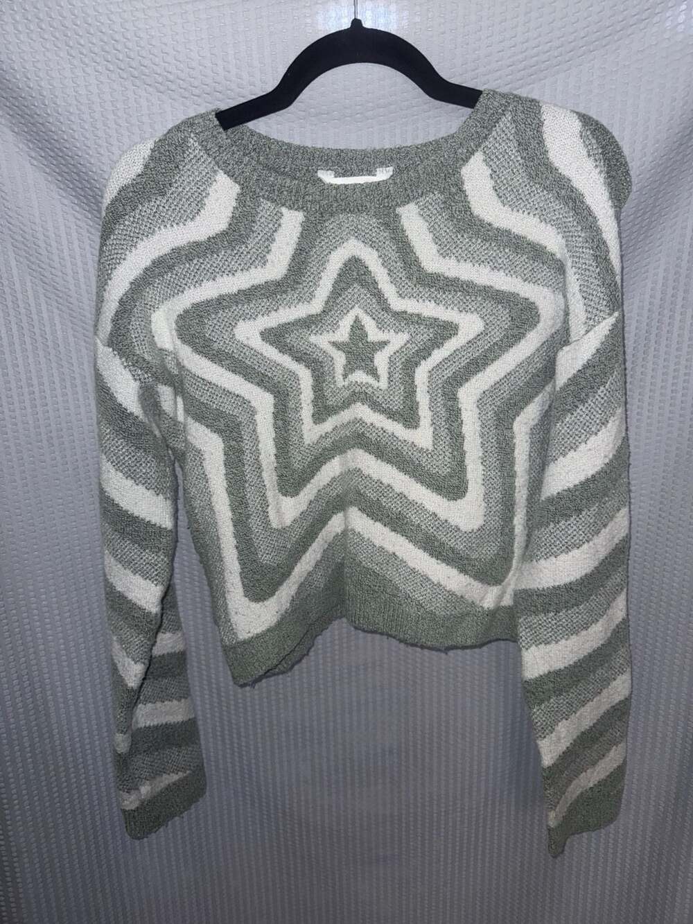 No Boundaries Green and White Star Pattern Cropped Sweater Size M (7-9)
